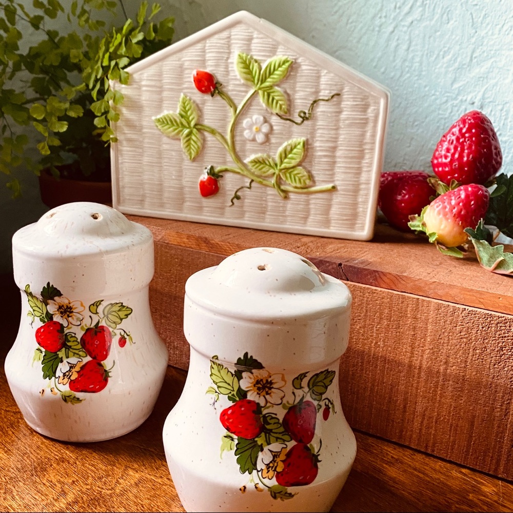 **SOLD** Vintage Strawberry Salt Pepper Shaker Set - Picture 5 of 5